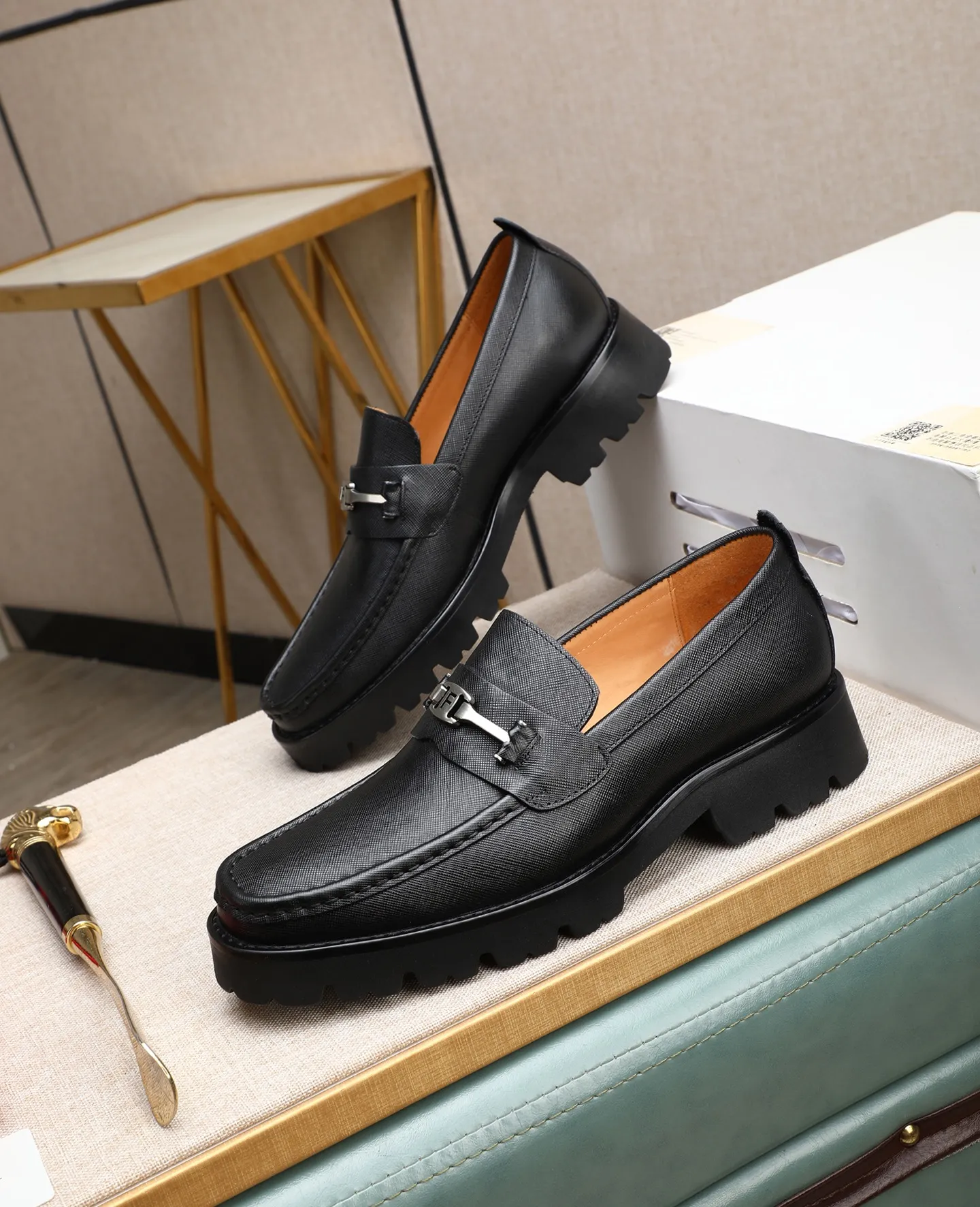 Men's shoes 💰500 📛📛(water-dyed cow lining) Salvatore Ferragamo high-end (Salvatore Ferragamo) is the top international luxury footwear brand. It comes from the fashion kingdom of Italy. It is famous all over the world for its traditional handmade design and novel styles...🚶🏻🚶🏻New suit shoes are available simultaneously at the counter. This model is purely handmade. The fabric is imported Italian calfskin➕soft water-dyed cowhide lining. Original authentic outsole🌀🌀Size: 38➖44.